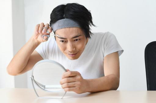 眉毛を整える男性